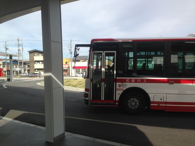 稲沢市民病院前で停車する名鉄バス