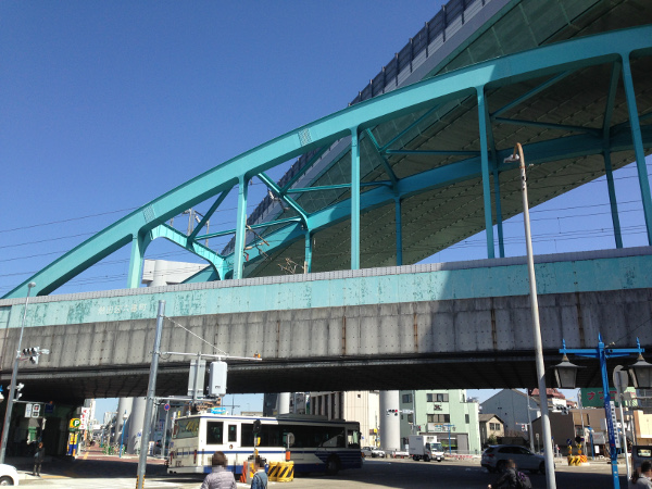新幹線の上を名古屋高速
