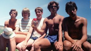35周年！同じ場所、同じポーズで写真を撮る5人の男たち