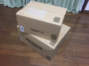 Amazonから届いた、技術本の詰まった段ボール箱の写真