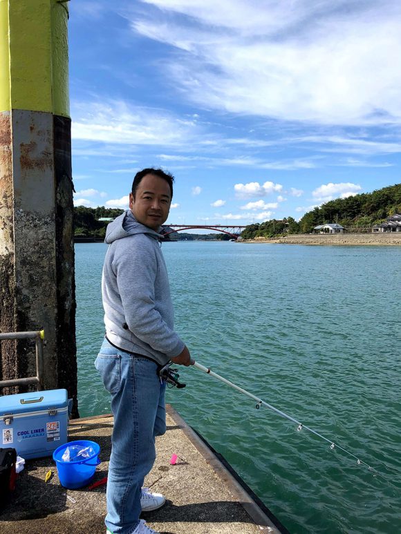 会津港 （上天草 ）  泳がせ釣りに使おうと思っていたアジがバケツごと流され悲しみの表情