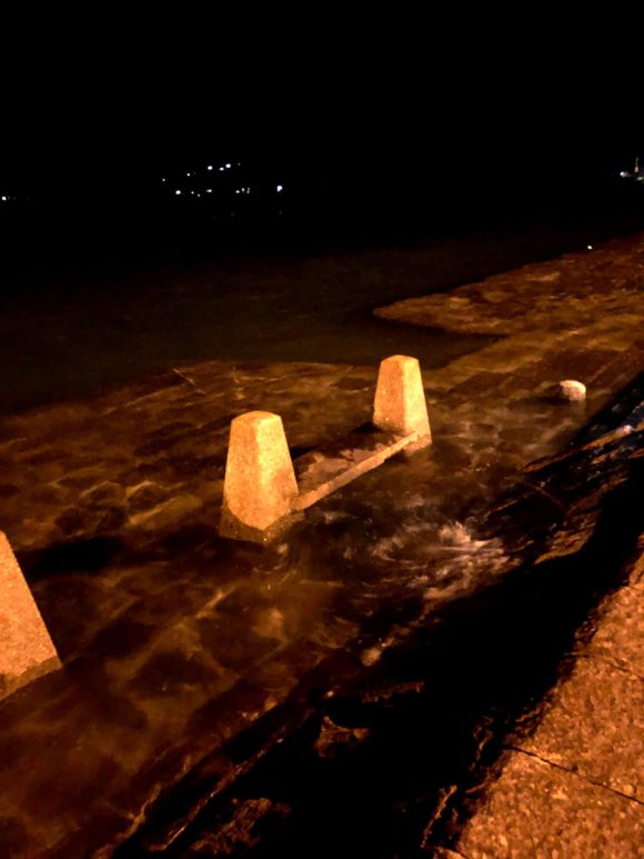 大潮の満潮で海水が溢れてる三角西港