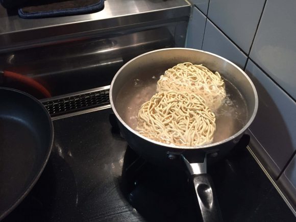 麺を茹でる - ジョブチューンのマルちゃん正麺味噌味「冷やし甘酒味噌ラーメン」を作ってみた