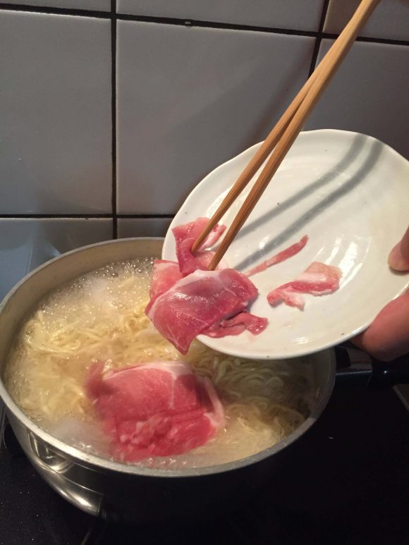 豚肉を投入！ジョブチューンのマルちゃん正麺味噌味「冷やし甘酒味噌ラーメン」を作ってみた