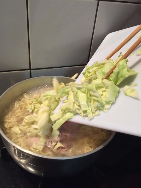 キャベツを投入！！ジョブチューンのマルちゃん正麺味噌味「冷やし甘酒味噌ラーメン」を作ってみた