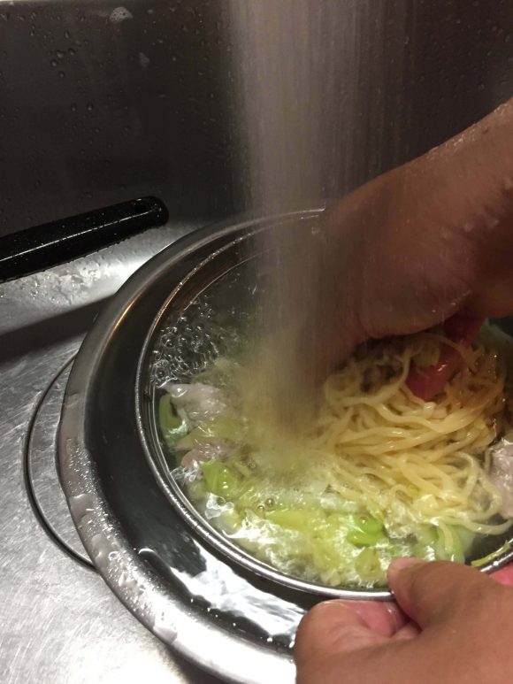 麺を冷水でしめる！！ジョブチューンのマルちゃん正麺味噌味「冷やし甘酒味噌ラーメン」を作ってみた