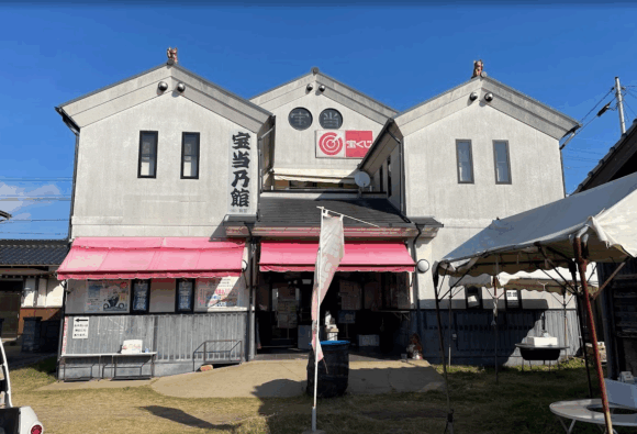 「宝当乃館」などで宝くじや開運グッズを購入