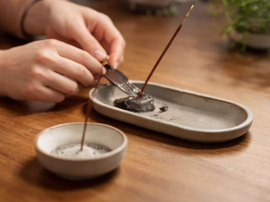 お香立ての下に敷く皿は灰がこぼれないサイズを選ぶ